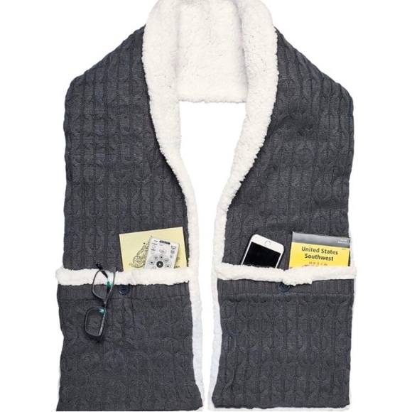 🔴 Huggle Gray Sherpa-Lined Scarf with Pockets! 🔥 - Picture 2 of 9